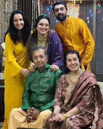 अमरपाली दुबे फैमिली